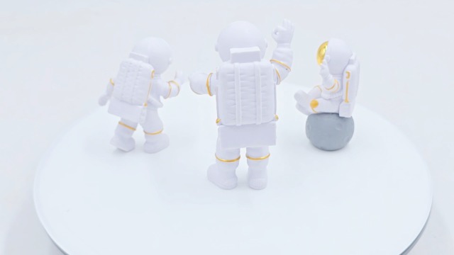 Set de 3 Figuras Astronautas Decorativas en Resina Dorada miniatura 7
