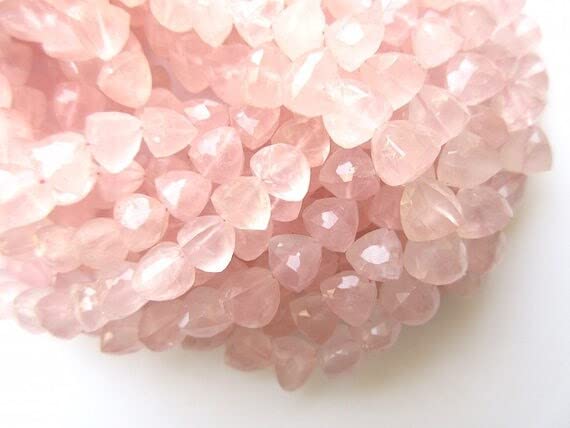Quartz rose facetté trillion de 8mm en fil de 25cm pour la création de bijoux raffinés