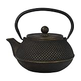 TEEKANNE MIT LANGER LEBENSDAUER: Aus hochwertigem Gusseisen handgefertigt und mit einer robusten Porzellan-Emaillierung versehen, begeistert die Tealøv Arare Teekanne durch ihre Langlebigkeit. Die Emaille-Beschichtung der Innenwand erleichtert nicht nur die Reinigung, sondern verhindert auch die Bildung von Rost. Bei richtiger Pflege behält die Teekanne ihre makellose Optik für lange Zeit und schenkt Ihnen lebenslange Freude am Teetrinken.