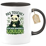 Avec une capacité de 330 ml, ce mug est idéal pour les matins câlins ou les pauses café nécessaires. Son message amusant et personnalisé en fait un incontournable pour chaque petit-déjeuner ou pause thé.