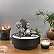 Zimmerbrunnen Zen Garten, Buddha-Statue, abnehmbar, buntes LED-Licht, Dekoration für entspannende Atmosphäre, Garten, Zen, weißer Sand, Tischbrunnen, geschlossener Kreislauf, H21 cm – Sikhi Zen’Light