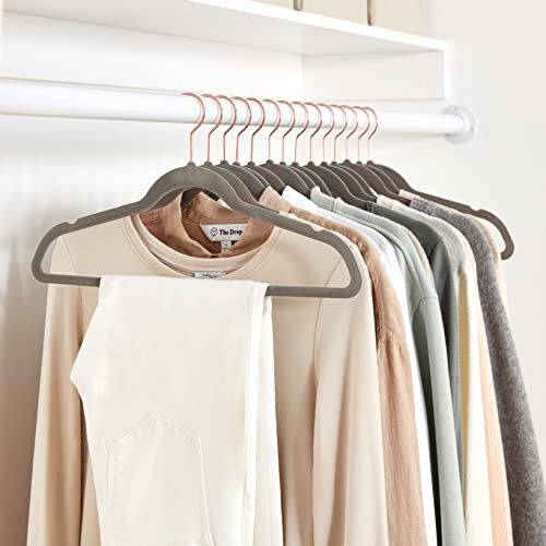 Miniatura 6 de Amazon Basics Paquete De 50 Perchas Antideslizantes, Delgadas, Con Acabado De Terciopelo, Color Gris Dorado Rosa