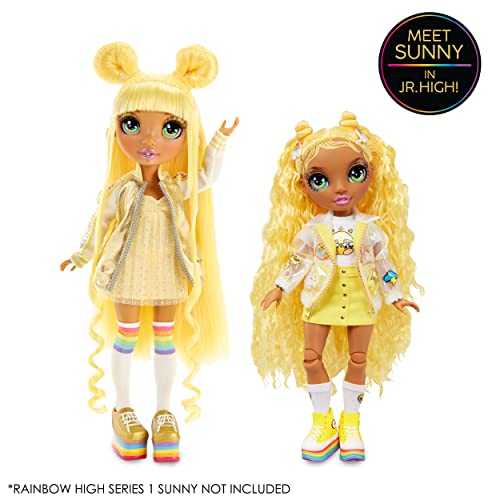 Rainbow High Jr. High - Sunny Madison - Muñeca de Moda de 23cm, Color Amarillo, con Vestido y Accesorios - Incluye mochilita Abre y Cierra - para coleccionar o Regalar - Edad: a Partir de 6 años