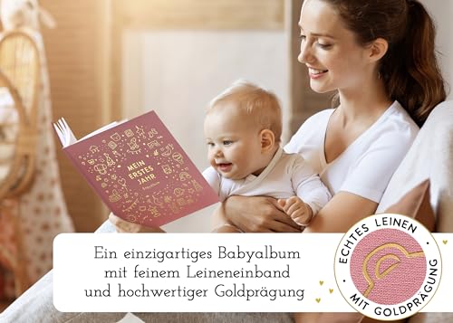 Mein erstes Jahr Babyalbum - Hochwertiges Leinenbuch mit Goldprägung für die schönsten Erinnerungen - Babybuch zum Eintragen für das erste Lebensjahr - Baby Geschenk zur Geburt (Spielzeug Rosé)