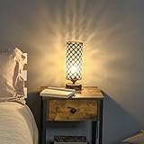 SCINTILLANTE: Il paralume di questa lampada da tavolo farà brillare la tua casa! Costruito con cristalli trasparenti incastonati in un telaio con decorazioni floreali in metallo, è perfetto per gli amanti del lusso.