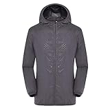 Wenn in der Übergangszeit mal wieder ein leichter Regen einsetzt, benötigst du eine wetterfeste Windjacke. Egal ob als Frühlings-, Sommerjacke, Herbstjacke oder leichte Winterjacke mit einem dicken Pulli drunter, diese Windjacke hält dich bei jeder Jahreszeit trocken.