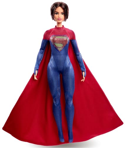 Barbie Supergirl, muñeca Coleccionable de la película “Flash” con Traje Rojo y Azul y Capa (Mattel HGK13)