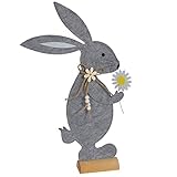 OSTERDEKO: Dekorieren Sie ihr Zuhause mit diesem süßen Hasen auf einem Holz-Sockel und einer Blume in der Hand, in der Farbe grau. Die tolle Osterdekoration im natürlichen Look schmückt Ihr Haus während der Osterzeit auf ganz besondere Weise. 
