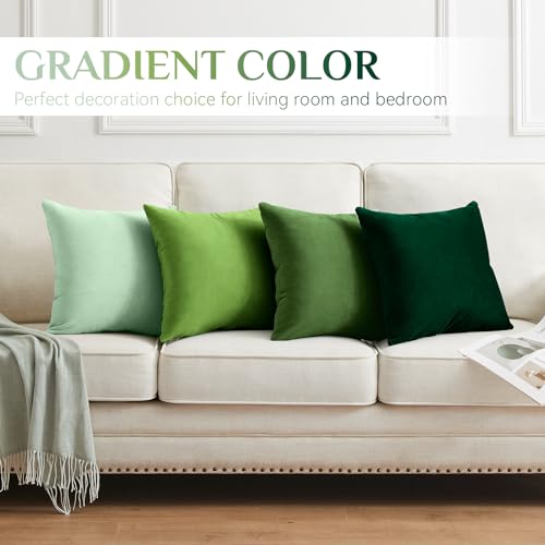 Housses de coussin Softaker en velours vert sauge pour rénover votre sofa