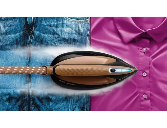 Vue inférieure de la semelle T-ionicGlide du fer Philips, montrant la pointe et les nombreux orifices de vapeur.
