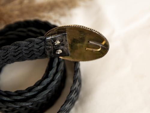 Cinturón trenzado de piel auténtica en colour Su hebilla ovalada de latón y piedra nacarada en dos tonalidades. Cierre de gancho para adaptarlo a cualquier talla.3