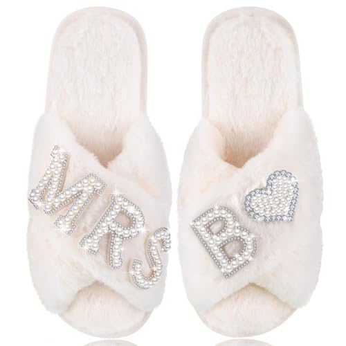 Bride Slippers for Wedding Day MRS Letter Pearl Personalized Initial Design Bridesmaid Custom Slippers Bridal Party Shower Gift Open Toe Fuzzy Bridal Getting Ready Outfit Indoor Shoes, MRS B 4243