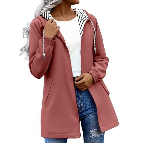 Veste imperméable femme à capuche pour en finir avec les vêtements de pluie lourds