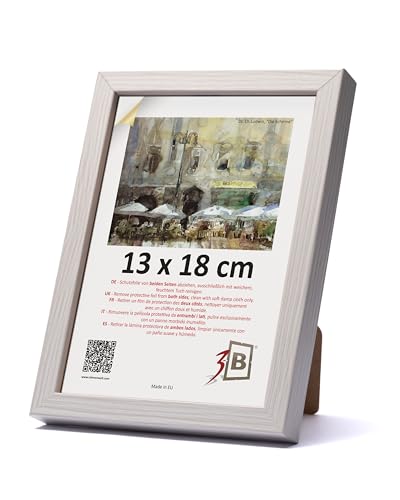 Legno MDF, vetro acrilico, pannello posteriore in MDF con gancio per formato verticale e orizzontale, supporto. Sia l'impiallacciatura liscia che l'impiallacciatura con venature del legno ottico conferiscono alla cornice un aspetto vintage, moderno o universale.