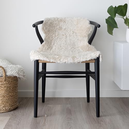 NORDIC SHEEP Lammfell Kurzhaar 90x60 cm | Lammfell Echt für das Sofa, den Stuhl oder rund um den Esstisch | Jedes Teppich ist EIN Unikat und von der Natur geschaffen | Farbe: Beige
