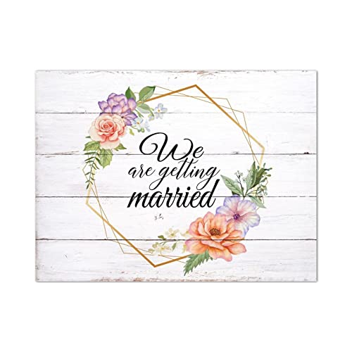 Plaque murale en bois We are Getting Married pour décorer votre mariage printanier
