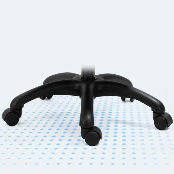 Chaise de bureau pivotante contre le mal de dos devant l'ordinateur