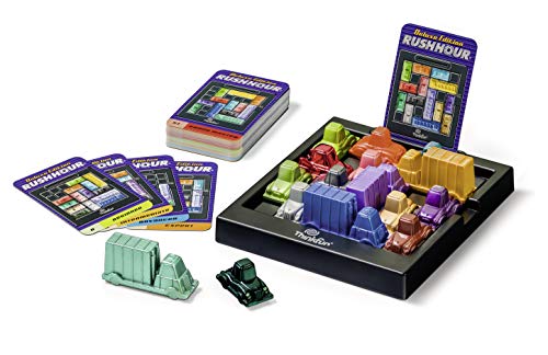 ThinkFun 76338 76305 - Rush Hour - Das bekannte Stau-Spiel in der Deluxe Edition mit Fahrzeugen in Metalloptik… – Bild 5