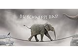 Neben humorvollen Postkarten steht 