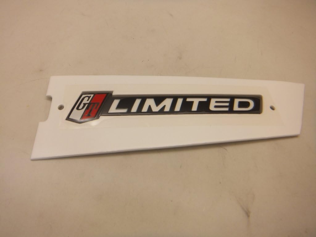 スカイライン５０周年アニバーサリーエンブレム ノーズに輝くエンブレム。50アニバーサリー、その11の特別装備