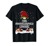 Photo Gallery plaid rosso di bufalo abbinato il fotografo gnomo natale maglietta Photo Gallery plaid rosso di bufalo abbinato il fotografo gnomo natale maglietta