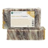 Con propóleo, ingrediente natural con propiedades antibacterianas y cicatrizantes.