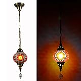 Design en mosaïque turque fait main. Cette superbe suspension marocaine est méticuleusement fabriquée à la main en Turquie à partir de pièces de verre taillées à la main et de perles de verre éclatantes. Son design unique en mosaïque multicolore crée un jeu de lumière fascinant, idéal pour transformer l'ambiance de votre salon, chambre, cuisine ou bar.