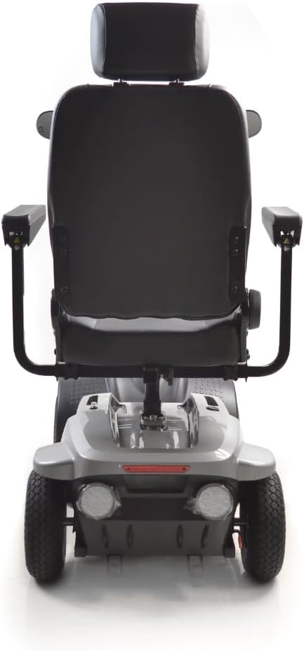 Cadeira de rodas vista de trás com fundo branco.