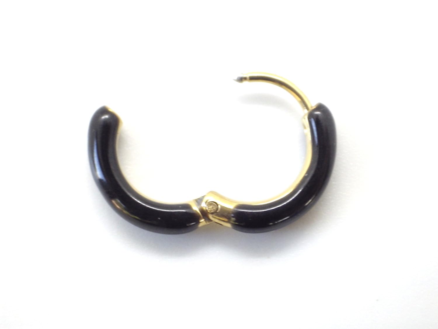 Boucles d’oreilles créoles noires en émail et acier inoxydable plaqué or 18K, diamètre 16 mm – bijou artisanal fait main en France, chic, léger et résistant