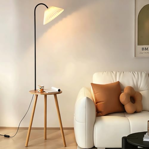 Lámpara de pie con mesa de madera integrada para ahorrar espacio e iluminar el salón