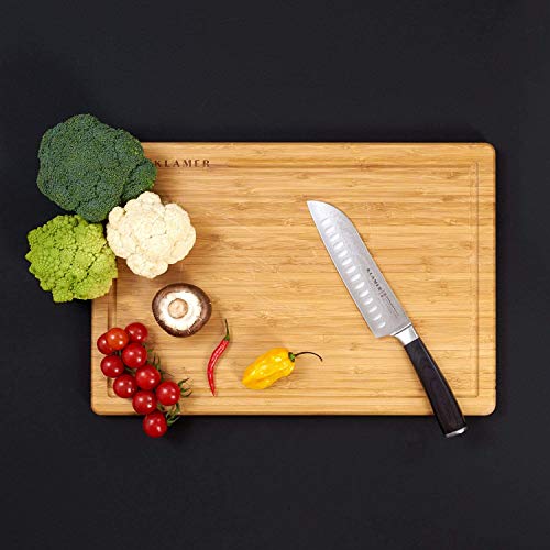 Foto von KLAMER Santoku Damastmesser 18 cm – Kochmesser aus 67 Lagen japanischem Damaszener Stahl (61 HRC), ultrascharf mit 13 Grad Schnittwinkel, Kullenschliff, ergonomischer Pakkaholzgriff, Premium Messe