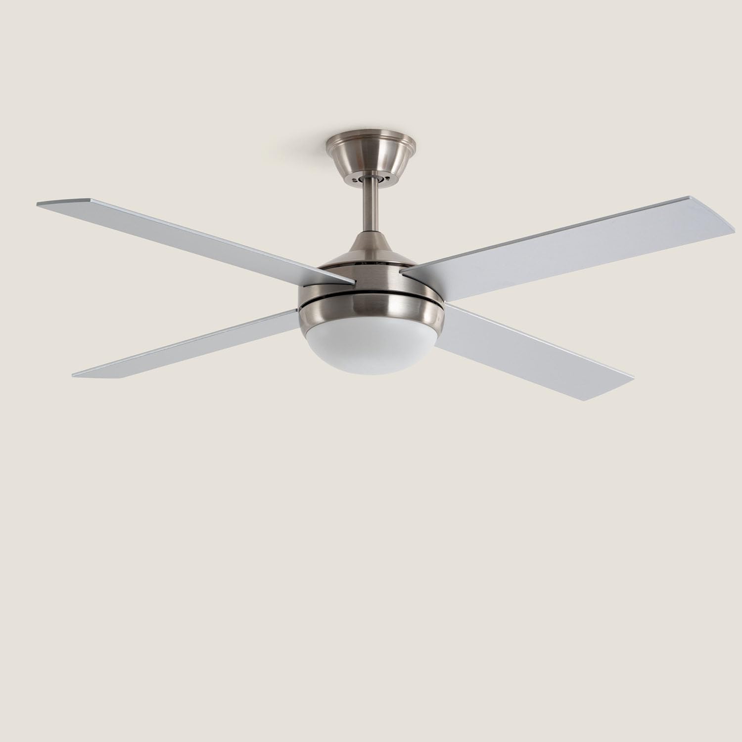 LEDKIA LIGHTING Ventilatore da Soffitto Navy Evo Nichel con Luce Integrata, Motore DC 30W Silenzioso ed Efficiente, 4 Pale, 6 Velocità, 132 cm, Telecomando | Motore DC silenzioso ed efficiente da 30 W, 4 pale, 6 velocità, 132 cm
