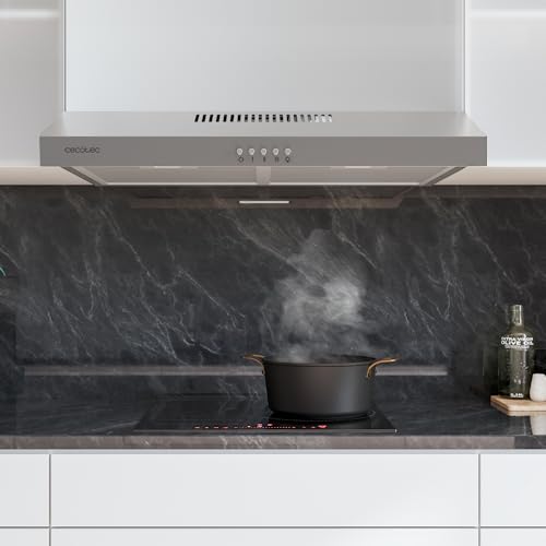 Campana extractora Cecotec Bolero Flux en uso con vapor subiendo de una olla en la estufa en una cocina elegante.