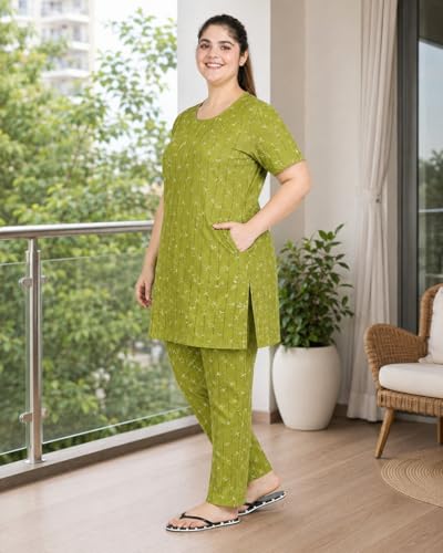Image of In Love Women's All-Over Printed Cotton Plus Size Longline T-Shirt with Pockets