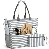 【DISEÑO RESISTENTE E IMPERMEABLE PARA LA PLAYA】 Diseñado para resistir, no solo para lucir. Confeccionado en lona premium ultraligera con un forro interior impermeable, este bolso de piscina actúa como un escudo eficaz contra la arena y salpicaduras. El detalle práctico: además del compartimento principal, cuenta con dos amplios bolsillos laterales con cremallera, ideales para separar la ropa mojada o el bañador del resto de tus pertenencias. Así, mantendrás todo seco y ordenado dentro del bolso. Sus asas reforzadas de alta resistencia están pensadas para transportar cargas pesadas sin esfuerzo, garantizando la durabilidad que buscas en un accesorio de viaje de alta calidad.