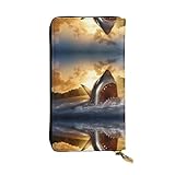 Matériaux : notre long portefeuille en cuir imprimé At dusk Fish mesure 19 x 10,5 cm, ce qui le rend compact et portable. Fabriqué en cuir microfibre, il dispose d'une fermeture éclair pour protéger vos cartes de crédit.