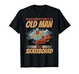 Design de skateboard avec la citation amusante « Never Underestimate An Old Man On A Skateboard. »
