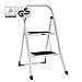 Produktbild TRUTZHOLM Trittleiter 2 oder 3 Stufen klappbar TÜV/GS Zertifiziert 150 kg Klappleiter Anti-Rutsch Trittflächen & Sicherheitsverriegelung Klapptritt Haushaltstritt Stahl Leiter (Weiß, 2 Stufen)