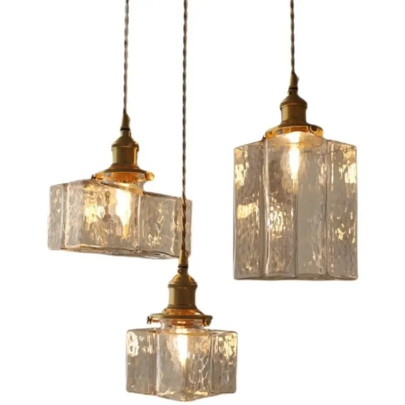 Lampe suspendue laiton rétro pour illuminer une table de restaurant