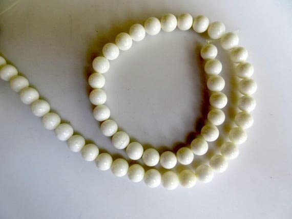 Perles en corail blanc 8mm à grand trou de 1mm idéales pour enfiler sur cordon de cuir