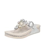 Rhinestones give the sandals a glamorous Look