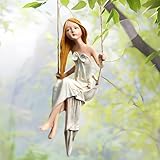 Charme d'été : cette charmante fée présente des ailes de papillon complexes, des cheveux flottants et une robe gracieuse, se balançant joyeusement sur son swing éthéré dans la douce brise.