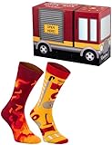 FEUERWEHRSOCKEN IM FEUERWEHRAUTO – Wir haben was für dich! In einer Box, die ein echtes Feuerwehrauto darstellt, haben wir zwei Paar Socken versteckt – eines mit dem Muster von Feuerwehrmannzubehör, zweites mit Flammen. Öffne den Rollladen und siehe den echten feuerwehrschlauch! Die Socken sind in den Größen erhältlich: EU 36-40/US 5.5-9, EU 41-46/US 9.5-13, EU 47-50/US 13.5-17