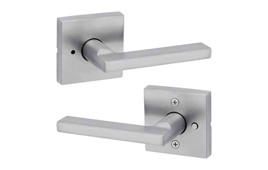 Kwikset 730HFLSQT-26D - Manija Halifax con cerradura de puerta cuadrada de privacidad con pestillo 6AL y acabado cromado satinado RCS Strike