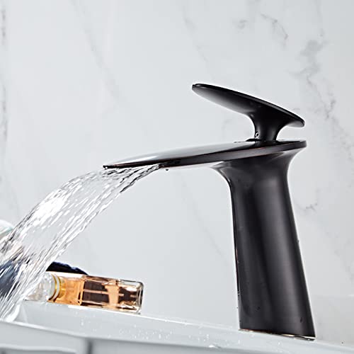 Robinet de lavabo cascade pour moderniser votre salle de bains familiale