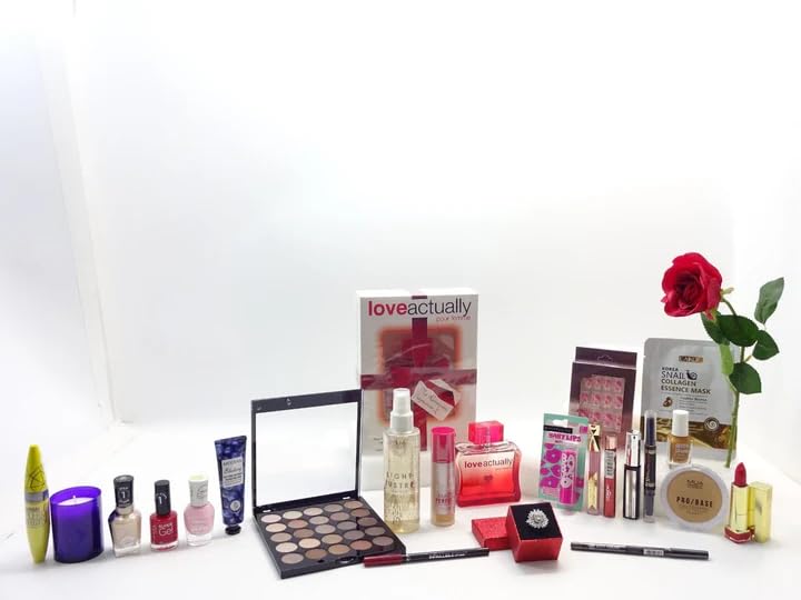 Luxueux panier de beauté pour elle avec maquillage, parfum, bougie, rose rouge et anneau en cristal