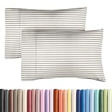 Contrairement à d'autres draps de lit et taies d'oreiller pour très grand lit, notre lot de 2 taies d'oreiller pour très grand lit est fabriqué à partir de fils en microfibre doublement brossés pour un toucher ultra doux. Lavable en machine, notre ensemble de taies d'oreiller vous bercera dans un sommeil profond et paisible. Excellent ajustement universel pour les oreillers de 50,8 x 91,4 cm et 50,8 x 101,6 cm, ainsi que les tailles similaires. Conçu pour qu'aucun oreiller ne glisse au dehors.