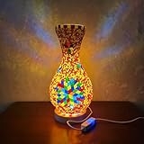 3. Artigianato artigianale: ogni lampada arancione mette in mostra meticolosi lavori in vetro tagliato a mano, mescolando le tradizioni di design turco e marocchino in un unico centrotavola di illuminazione per qualsiasi stanza.