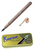 El juego viene en lata de regalo de Kaweco e incluye 1 cartucho de tinta azul, 1 clip de bronce Kaweco Liliput y manual de instrucciones de Kaweco (idioma español no garantizado).