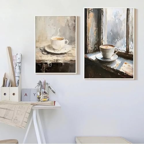 Accessoires de cuisine et décoration murale thématique pour personnaliser un coin repas vide